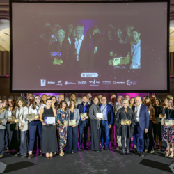 Les lauréats des Best Of Wine Tourism 2027 réunis sur scène lors de la cérémonie organisée à Bordeaux.