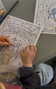 Une petite fille colorie un dessin de cerf pour la maison Cersabois lors d'une activité créative au Château Magique de Bordeaux, au Château Siaurac.