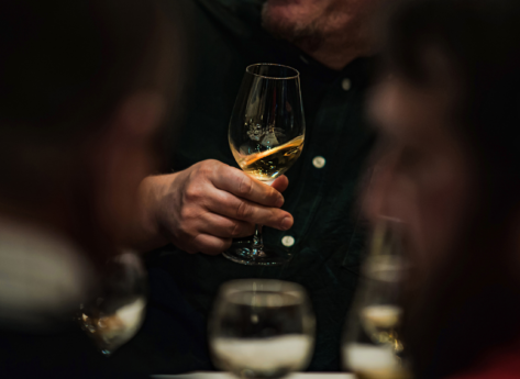Pourquoi le vin se complique-t-il la vie avec un vocabulaire qui fait fuir les débutants ?